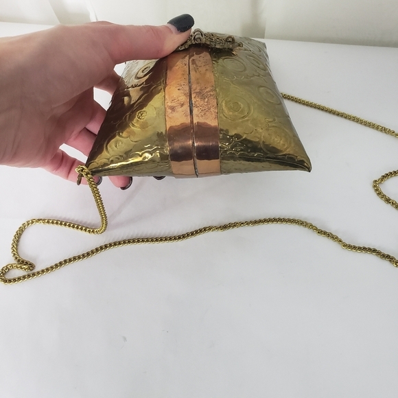 Vintage embossed hard metal evening bag with intricate lock unique - Picture 3 of 8